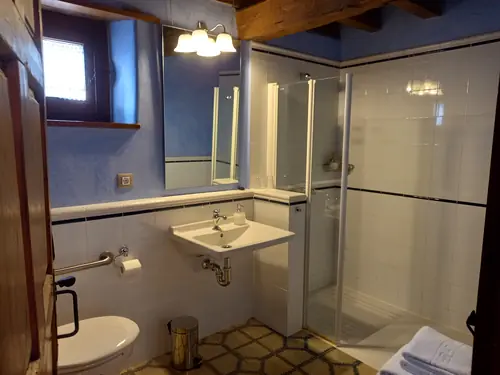 Baño privado completo y luminoso en habitación doble de hotel rural