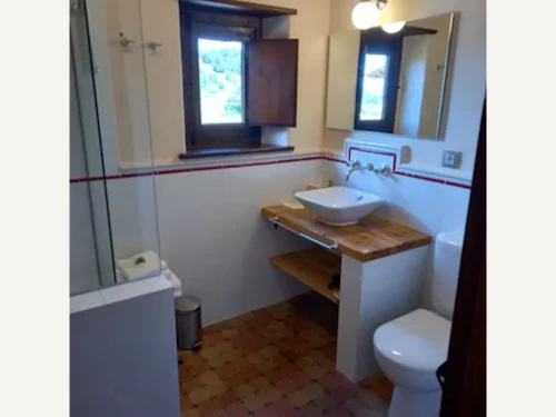 Baño completo y funcional de habitación doble en hotel rural con encanto