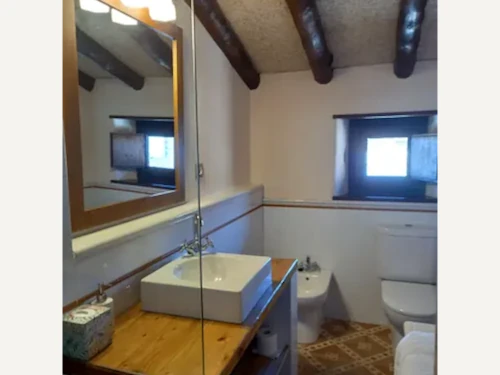 Baño privado moderno y funcional en habitación doble de hotel rural