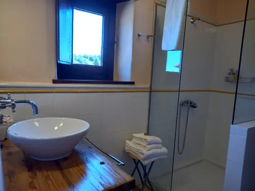 Baño privado luminoso y cuidado en habitación de hotel rural con encanto