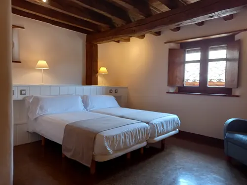 Habitación doble con dos camas individuales en hotel rural tranquilo y acogedor