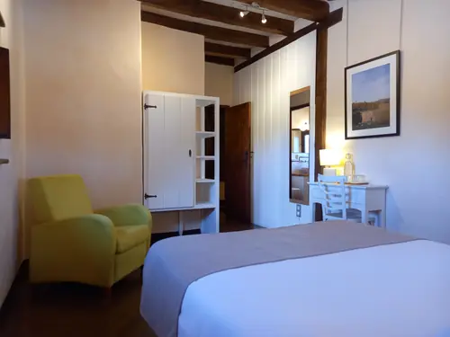 Vista de habitación tranquila y luminosa en hotel rural para adultos