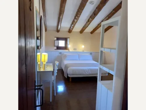 Habitación doble con cama amplia y ambiente relajante en hotel rural