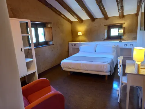 Habitación doble con ambiente acogedor y cama de matrimonio en alojamiento rural