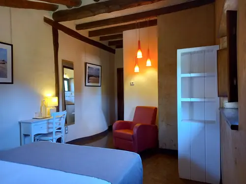 Habitación luminosa y confortable preparada para una estancia de descanso y tranquilidad