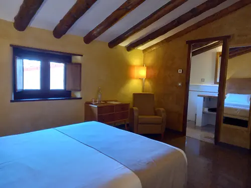 Vista general de habitación luminosa y tranquila en hotel rural solo adultos