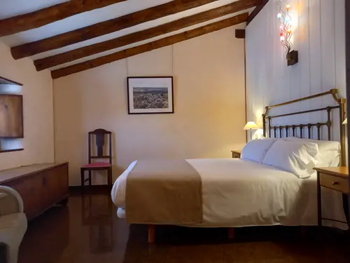 Habitación doble con decoración serena y ambiente silencioso en hotel rural