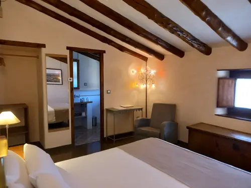 Interior de habitación amplia y acogedora en alojamiento rural solo adultos