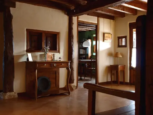 Rincón tranquilo con iluminación cálida y decoración rústica