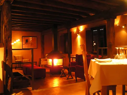Comedor para cenas caseras junto a la chimenea