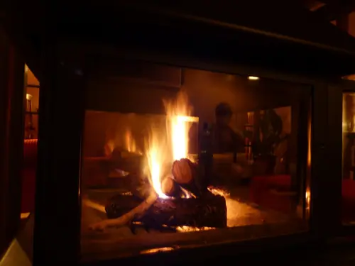 Chimenea de leña en el centro del salón