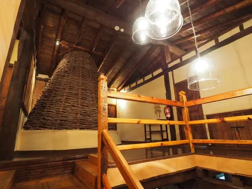 Gran campana de chimenea tradicional de madera
