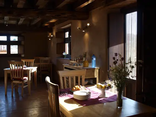 Comedor soleado de hotel rural con encanto