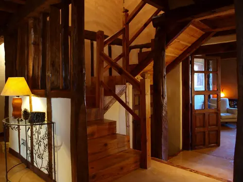 Escalera de madera antigua en casa rural rehabilitada