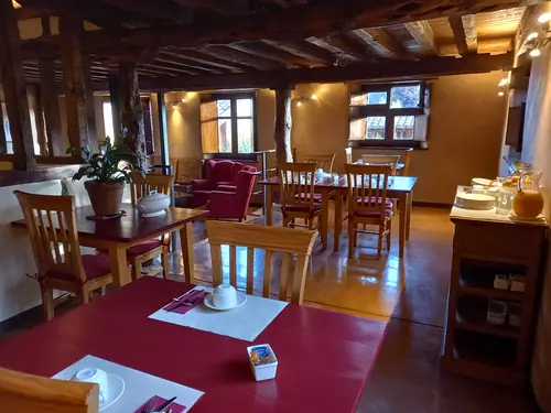Comedor soleado en hotel rural